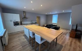 Ruim app. met grote garage